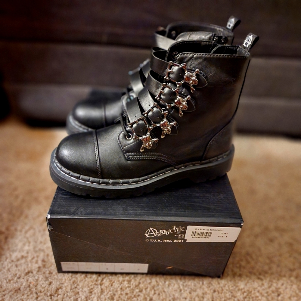 TUK skull buckle boots
